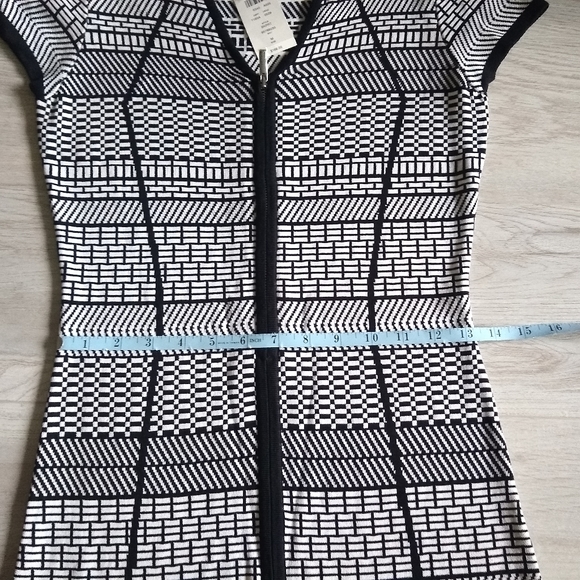 NEW Cache Cap Sleeve V-Neck Zip Front Sheath Dress Black & White Print Medium - Picture 9 of 15